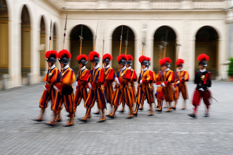 &copy; Reuters. Imagen de archivo de miembros de la Guardia Suiza marchando en el Vaticano. 4 de junio, 2018. REUTERS/Tony Gentile