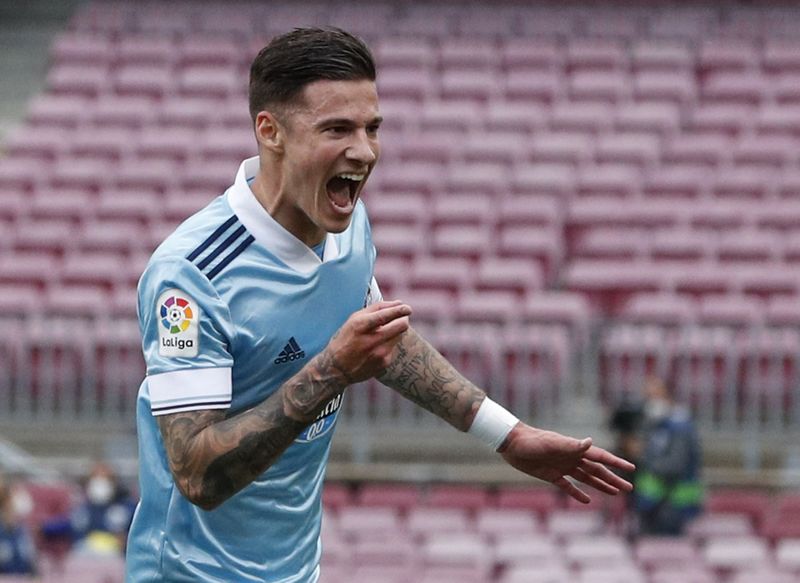 &copy; Reuters. FOTO DE ARCHIVO: El futbolista español Santi Mina celebra tras marcar un gol para el Celta de Vigo en el partido de liga de su equipo contra el Fútbol Club Barcelona disputado en el estadio Camp Nou de Barcelona, España, el 16 de mayo de 2021. REUTERS/