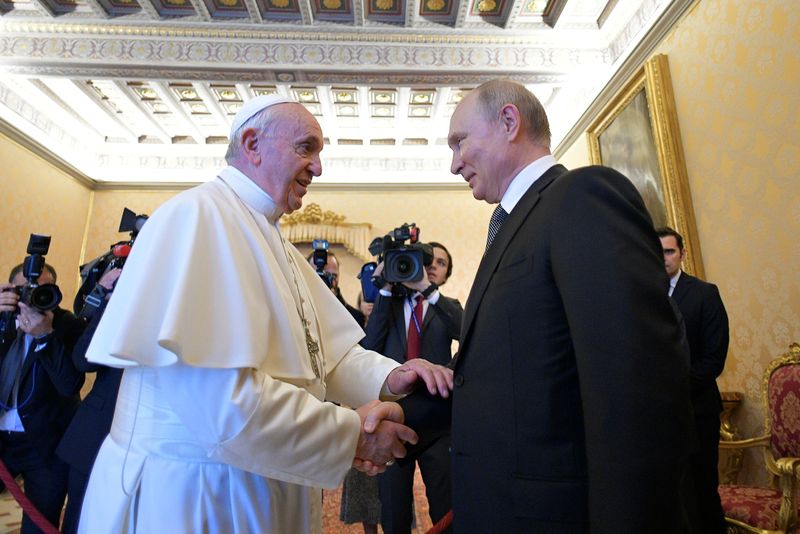 &copy; Reuters. FOTO DE ARCHIVO. El presidente ruso Vladimir Putin se reúne con el Papa Francisco en el Vaticano. 4 de julio de 2019. Vatican Media/­Handout vía REUTERS