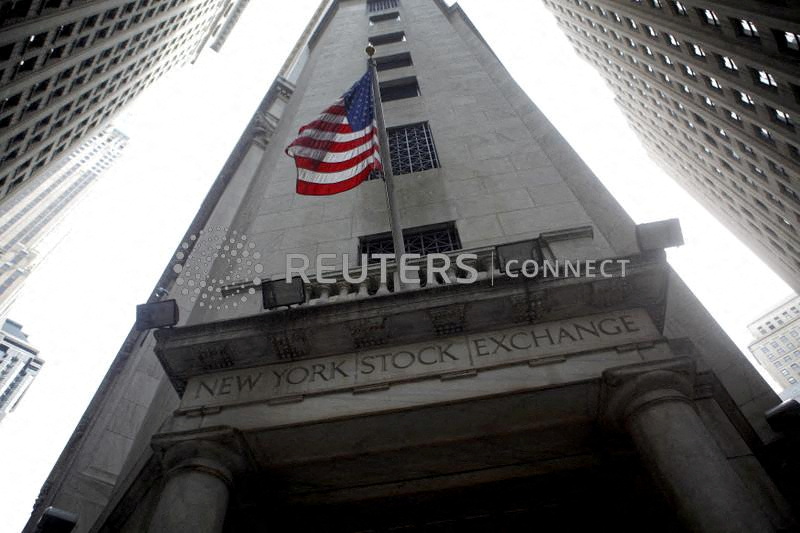 &copy; Reuters. La Bourse de New York a ouvert sur une note prudente mercredi. Quelques minutes après le début des échanges, l'indice Dow Jones grappille 0,03% et le Standard & Poor's 500 progresse de 0,03%, tandis que le Nasdaq Composite abandonne 0,09%. /Photo d'arc