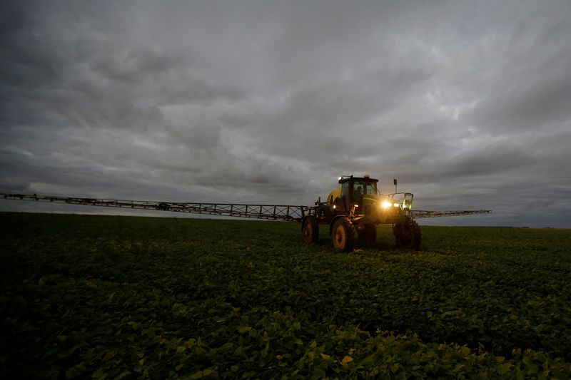 &copy; Reuters. FOTO DE ARCHIVO: Un agricultor trabaja con su tractor en un campo cerca de Brasilia, 6 de agosto del 2019. REUTERS/Adriano Machado