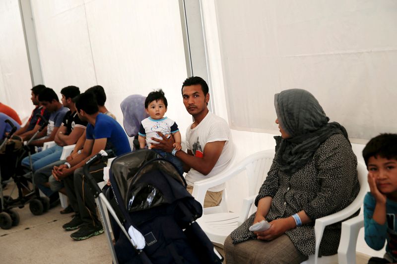 &copy; Reuters. FOTO DE ARCHIVO. Refugiados y migrantes esperan mientras participan en un proceso de preinscripción que les da acceso al procedimiento de asilo, en las instalaciones del aeropuerto en desuso Hellenikon, en Atenas, Grecia. 13 de junio de 2016. REUTERS/Alk