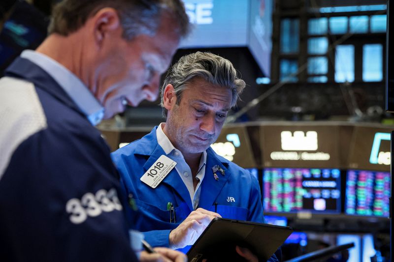 © Reuters. Traders work on the floor of the New York Stock Exchange (NYSE) in New York City, U.S. May 4, 2022.  REUTERS/Brendan McDermid