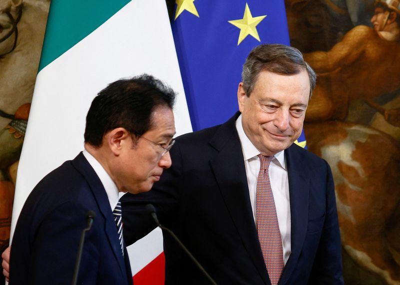 &copy; Reuters. 岸田文雄首相は４日、イタリアのドラギ首相とローマで会談し、「ウクライナを支援するため最大限の努力をする」ことが日本とイタリアの義務との見解で一致したと述べた。（２０２２年