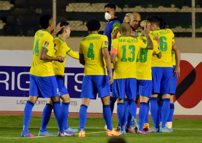 &copy; Reuters. Jogadores da seleção brasileira comemoram gol marcado contra a Bolívia pelas eliminatórias para a Copa do Mundo em La Paz
29/03/2022 REUTERS/Patricia Pinto