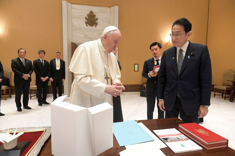 &copy; Reuters. 岸田文雄首相は４日、ローマ教皇フランシスコと約３０分間にわたり会談し、核兵器のない世界の実現に向け協議した。提供写真（２０２２年　ロイター/Vatican Media/?Handout via REUTERS）