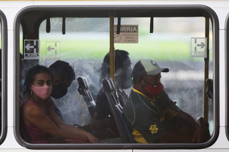 &copy; Reuters. IMAGEN DE ARCHIVO. Personas utilizando mascarillas viajan en un autobus en la estación cenntral de buses en Brasilia, Brasil. Febrero 16, 2022. REUTERS/Adriano Machado