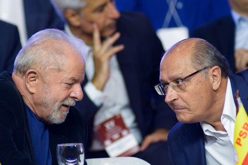 &copy; Reuters. Ex-presidente Luiz Inácio Lula da Silva e ex-governador de São Paulo Geraldo Alckmin durante evento em Brasília
28/04/2022 REUTERS/Andressa Anholete 