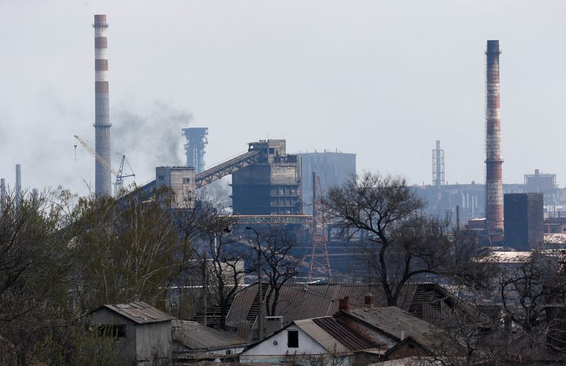 &copy; Reuters. Fumo dalla acciaieria Azovstal a Mariupol, in Ucraina. REUTERS/Alexander Ermochenko