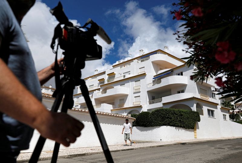 &copy; Reuters. FOTO DE ARCHIVO. Un cámara filma el apartamento desde el que desapareció Madeleine McCann, de tres años, en 2007, en Praia da Luz, Portugal. 4 de junio de 2020. REUTERS/Rafael Marchante