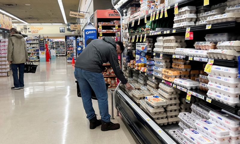 &copy; Reuters. FILE PHOTO: A man looks at eggs at a supermarket in Chicago, Illinois, U.S., April 13, 2022. Picture taken April 13, 2022. REUTERS/Jim Vondruska/File Photo