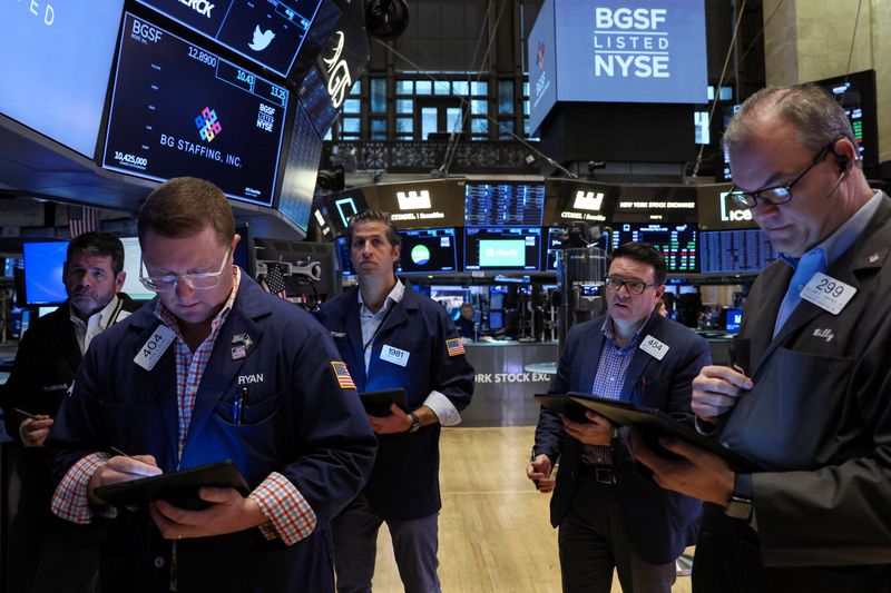 © Reuters. Traders work on the floor of the New York Stock Exchange (NYSE) in New York City, U.S. May 4, 2022.  REUTERS/Brendan McDermid