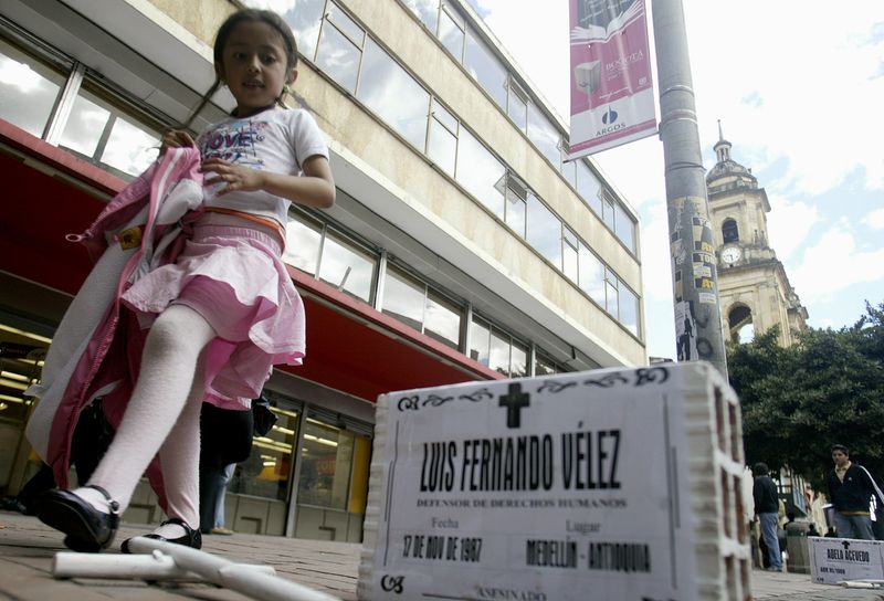 &copy; Reuters. Imagen de archivo de una niña caminando junto a una lápida para conmemorar al activista de derechos humanos Luis Velez en Bogotá, Colombia. 26 de julio, 2007. REUTERS/Carlos Duran/Archivo