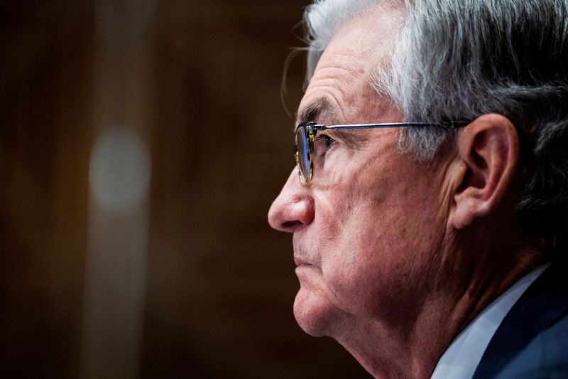 &copy; Reuters. FOTO DE ARCHIVO: El presidente de la Reserva Federal de Estados Unidos, Jerome Powell, testifica durante la audiencia del Comité Bancario del Senado titulada "El informe semestral de política monetaria al Congreso", en Washington, Estados Unidos. 3 de m