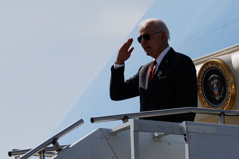 &copy; Reuters. IMAGEN DE ARCHIVO. El presidente de Estados Unidos, Joe Biden, saluda al abordar el Air Force One para regresar a Washington, enla Base Maxwell de la Fuerza Aérea, Alabama, EEUU. Mayo 3, 2022. REUTERS/Jonathan Ernst