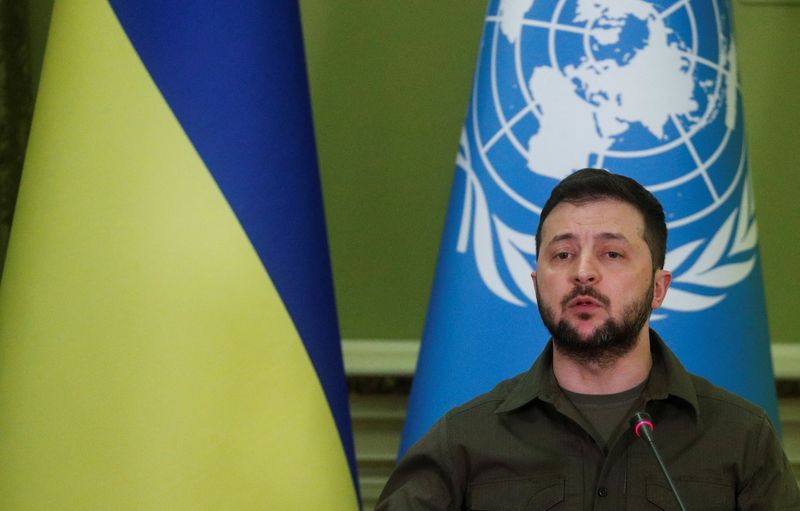 &copy; Reuters. Presidente da Ucrânia, Volodymyr Zelenskiy, concede entrevista coletiva em Kiev
28/04/2022
REUTERS/Valentyn Ogirenko