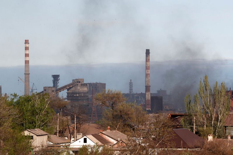 &copy; Reuters. دخان يتصاعد من مصنع آزوفستال للصلب في ماريوبول بأوكرانيا يوم الثلاثاء. تصوير: ألسكندر إرموتشينكو - رويترز. 