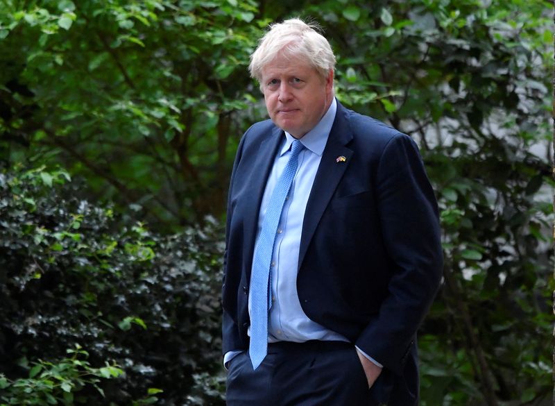 &copy; Reuters. رئيس الوزراء البريطاني بوريس جونسون يمضي بعد إلقاء كلمة عبر الفيديو للبرلمان الأوكراني ن مقر الحكومة البريطانية في لندن يوم 3 مايو أيار 2022. 