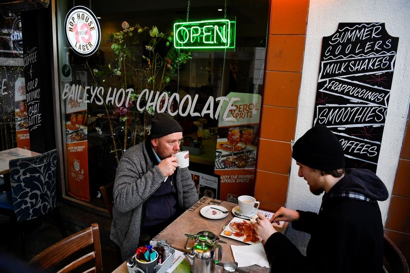&copy; Reuters. FILE PHOTO: People eat breakfast at the city centre as the coronavirus disease (COVID-19) restrictions begin to ease, in Dublin, Ireland January 22, 2022. REUTERS/Clodagh Kilcoyne
