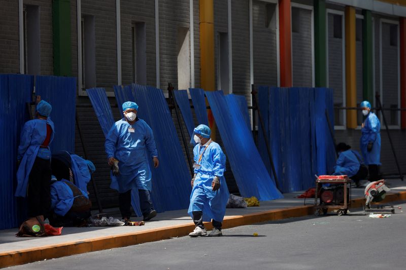 &copy; Reuters. 　中国の首都北京市は、５月４日までの５日間の労働節休暇以降も新型コロナウイルス関連規制を継続し、娯楽施設やジムの閉鎖などを続ける方針だと国営テレビが４日伝えた。写真は隔離