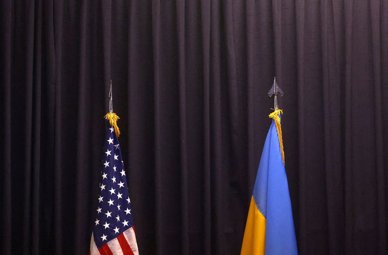 &copy; Reuters. صورة للعلمين الأمريكي والأوكراني في القاعدة الجوية الأمريكية في رامشتين بألمانيا يوم 26 ابريل نيسان 2022. تصوير: كاي فافنباخ - رويترز.