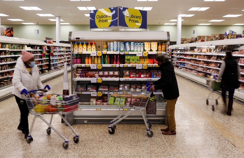 &copy; Reuters. イングランド銀行（英中央銀行）が４日公表したデータによると、３月の消費者向け融資額は１３億ポンド（１６億ドル）の純増となった。ロンドンのスーパーで２月撮影。（２０２２年　