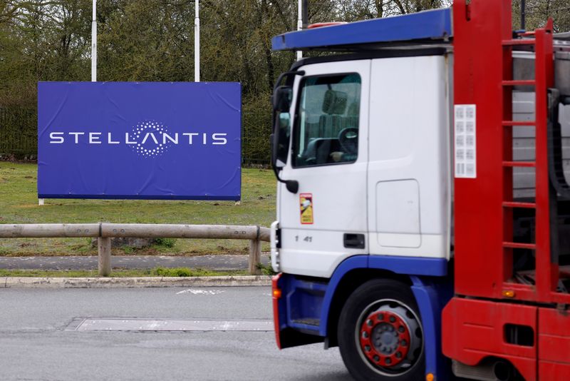 &copy; Reuters. A view shows the logo of Stellantis at the entrance of the company's factory in Hordain, France, April 12, 2021.  REUTERS/Pascal Rossignol/Files