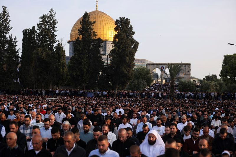 &copy; Reuters. فلسطينيون يصلون صلاة عيد الفطر في الحرم القدسي بالبلدة القديمة يوم الثاني من مايو أيار 2022. تصوير: عمار عوض - رويترز