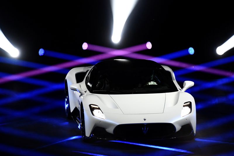 © Reuters. Maserati unveils its new MC20 super sports car, a key release in a pipeline of new models, including hybrid and full electric ones, in Modena, Italy, September 9, 2020. REUTERS/Flavio Lo Scalzo/Files