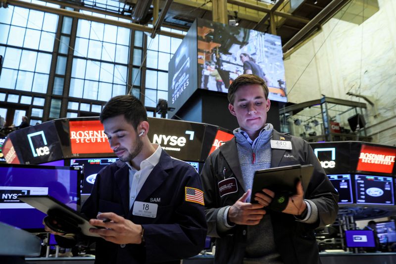 &copy; Reuters. Traders work on the floor of the New York Stock Exchange (NYSE) in New York City, U.S., April 28, 2022.  REUTERS/Brendan McDermid/Files