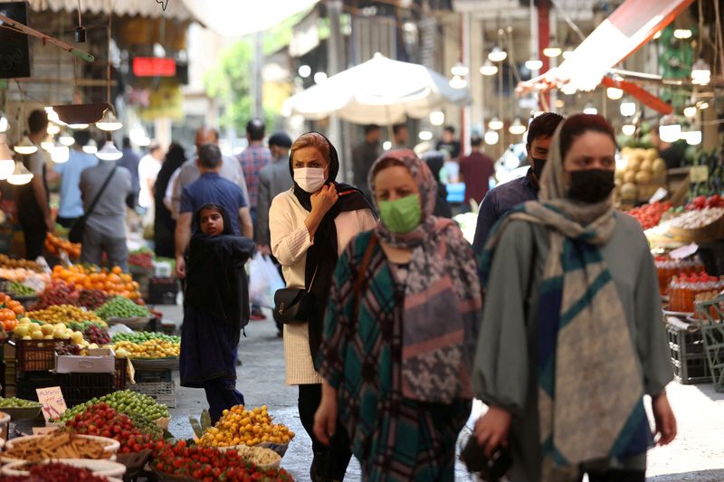 © Reuters. Iranians walk in a market in Tehran, Iran May 1, 2022. Majid Asgaripour/WANA (West Asia News Agency) via REUTERS 