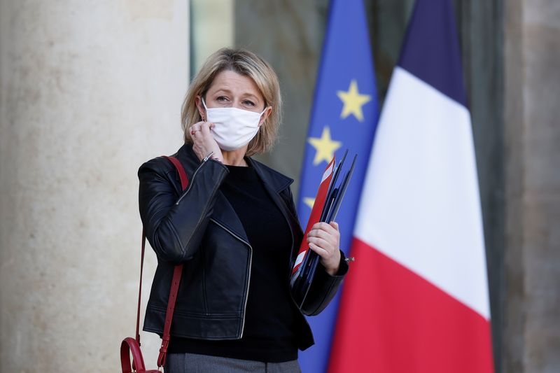 &copy; Reuters. وزيرة البيئة والطاقة الفرنسية باربرا بومبيلي لدى مغادرتها اجتماع مجلس الوزراء الأسبوعي أمام قصر الإليزيه في باريس يوم 15 فبراير شباط 2022. تصو