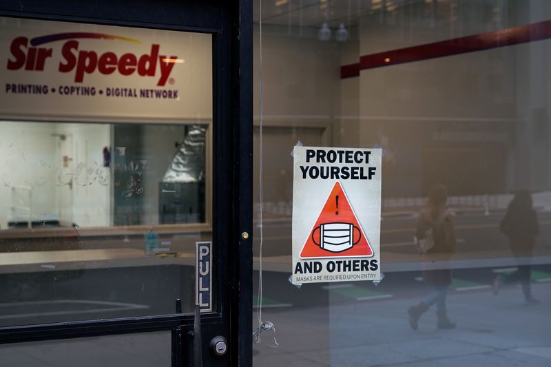 &copy; Reuters. FOTO DE ARCHIVO: Un cartel que exige el uso de mascarilla fuera de un establecimiento cerrado durante la pandemia de COVID-19 en Washington, Estados Unidos, 27 de diciembre de 2021. REUTERS/Elizabeth Frantz