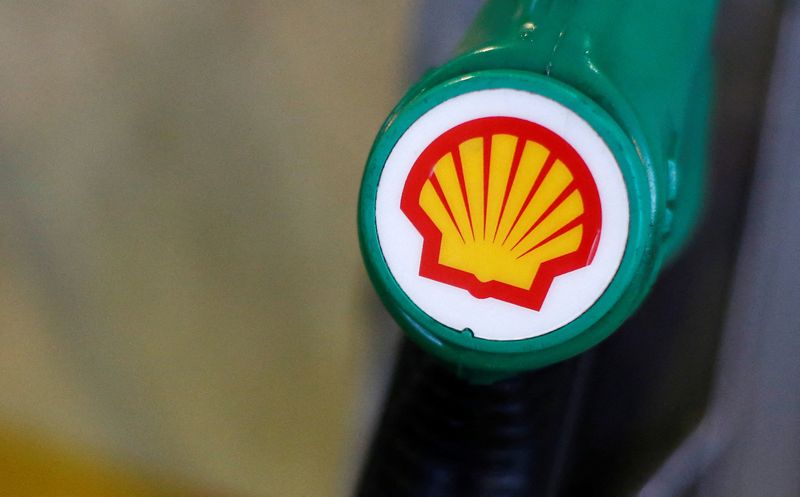 &copy; Reuters. FOTO DE ARCHIVO: El logotipo de Shell en la manguera de una gasolinera de la empresa en Londres, Reino Unido, el 30 de enero de 2014. REUTERS/Suzanne Plunkett