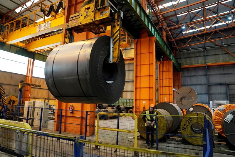 ArcelorMittal increases buyback program, sees global steel dip