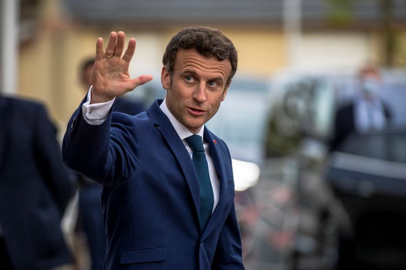 &copy; Reuters. FILE PHOTO: French President Emmanuel Macron waves as he leaves after his visit at Percy Army Hospital in Clamart, near Paris, France, 28 April 2022. Christophe Petit Tesson/Pool via REUTERS/File Photo