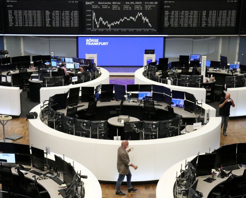 &copy; Reuters. FOTO DE ARCHIVO: El gráfico del índice de precios alemán DAX en una pantalla en el interior de la Bolsa de Fráncfort, Alemania, el 4 de mayo de 2022. REUTERS/Personal