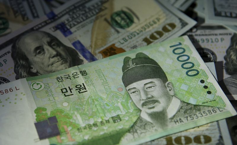 &copy; Reuters. FILE PHOTO: South Korean 10,000 won note is seen on U.S. 100 dollar notes in this picture illustration taken in Seoul, South Korea, December 15, 2015.   REUTERS/Kim Hong-Ji