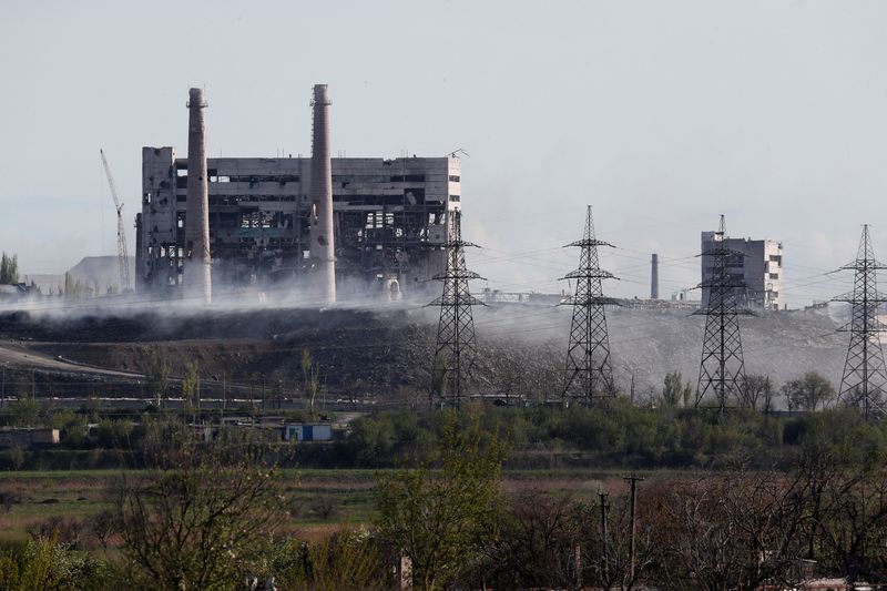 &copy; Reuters. Installation endommagée de l'usine sidérurgique Azovstal dans la ville portuaire du sud de Mariupol, en Ukraine. Les Ukrainiens sont prêts à maintenir le cessez-le-feu au niveau de l'usine Azovstal de Marioupol a annoncé jeudi le président ukrainien