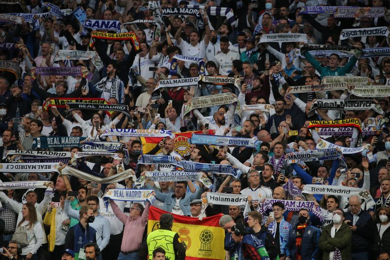 &copy; Reuters. جماهير ريال مدريد تشجع فريقها خلال مباراته أمام مانشستر سيتي في سانتياجو برنابيو بمدريد يوم الأربعاء. تصوير: إيزابيل إنفانتيس - رويترز