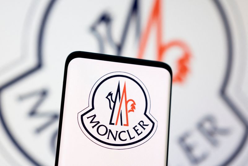 &copy; Reuters. Il logo Moncler su uno smartphone. REUTERS/Dado Ruvic