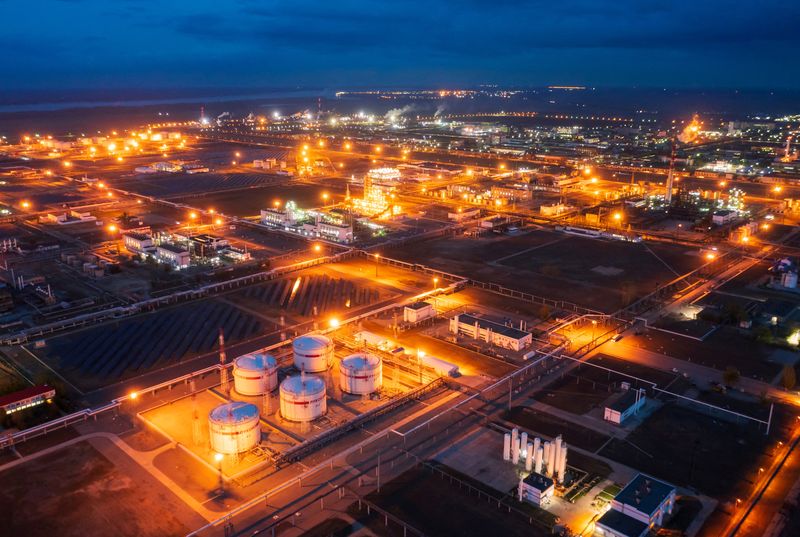 &copy; Reuters. FILE PHOTO: A general view shows the oil refinery of the Lukoil company in Volgograd, Russia April 22, 2022.  REUTERS/REUTERS PHOTOGRAPHER