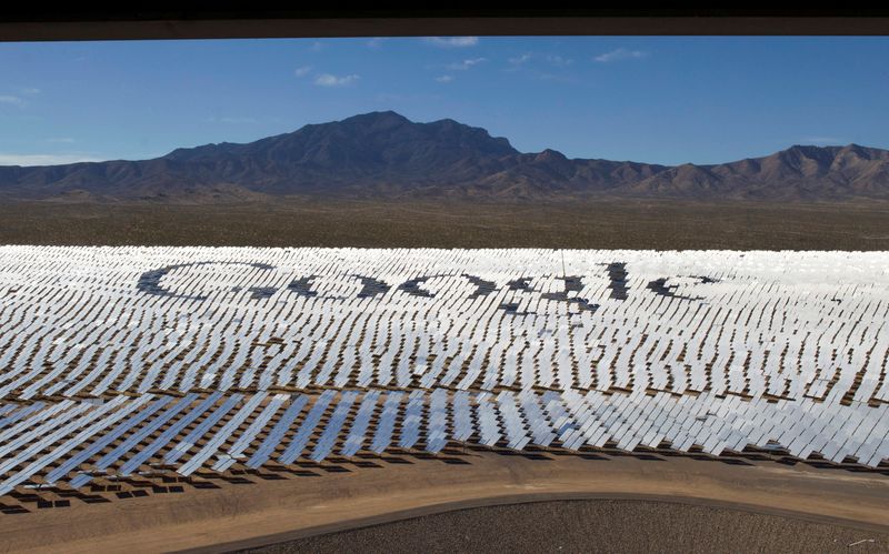 © Reuters. FILE PHOTO: The Google logo is spelled out in heliostats (mirrors that track the sun and reflect the sunlight onto a central receiving point) during a tour of the Ivanpah Solar Electric Generating System in the Mojave Desert near the California-Nevada border February 13, 2014. REUTERS/Steve Marcus/File Photo