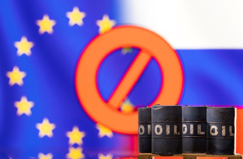 &copy; Reuters. Miniaturas de barris de petróleo diante de bandiras da Rússia e da União Europeia e de sinal de proibido em foto de ilustração
08/03/2022 REUTERS/Dado Ruvic