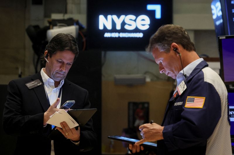 &copy; Reuters. Traders work on the floor of the New York Stock Exchange (NYSE) in New York City, U.S. May 4, 2022.  REUTERS/Brendan McDermid