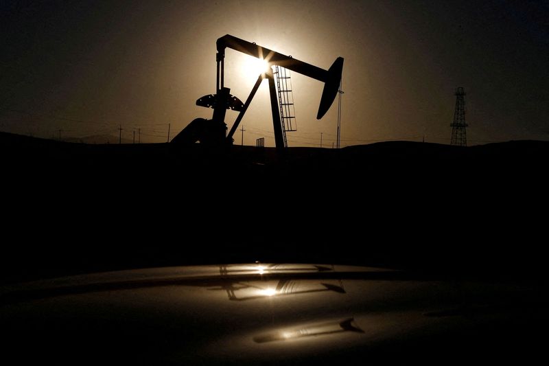 &copy; Reuters. Imagen de archivo de una bomba extractora de crudo al amanecer cerca de Bakersfield, California, EEUU. 14 octubre 2014. REUTERS/Lucy Nicholson