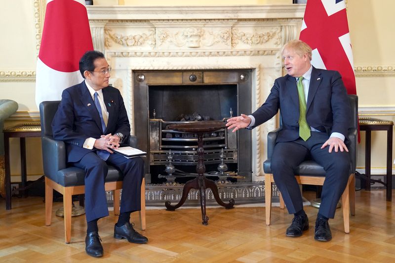 © Reuters. British Prime Minister Boris Johnson meets Japanese Prime Minister Fumio Kishida at 10 Downing Street, in London, Britain May 5, 2022. Stefan Rousseau/Pool via REUTERS