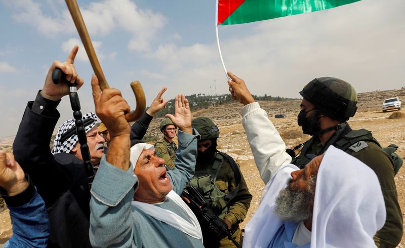 &copy; Reuters. Foto de archivo de manifestantes protestando cerca de las fuerzas israelíes en Masafer Yatta, cisjordania 
Oct 2, 2021. REUTERS/Mussa Qawasma