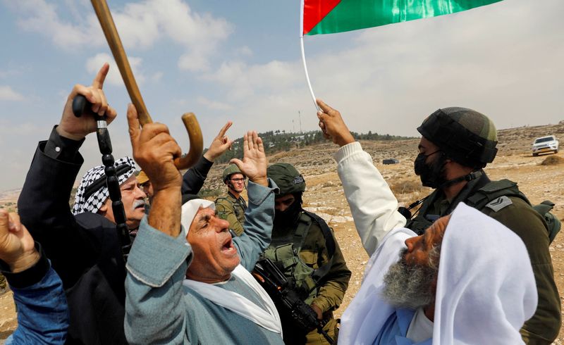 &copy; Reuters. فلسطينيون يحتجون بجانب القوات الإسرائيلية بالضفة الغربية في الثاني من أكتوبر تشرين الأول 2021. تصوير: موسى قواسمة -رويترز.
