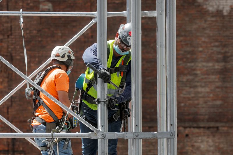 &copy; Reuters. Construction workers assemble a scaffold at a job site, as phase one of reopening after lockdown begins, during the outbreak of the coronavirus disease (COVID-19) in New York City, New York, U.S., June 8, 2020. REUTERS/Brendan McDermid